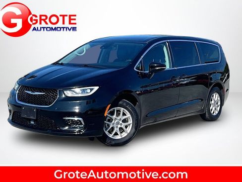 Used 2024 Chrysler Pacifica Touring-L FWD image 1