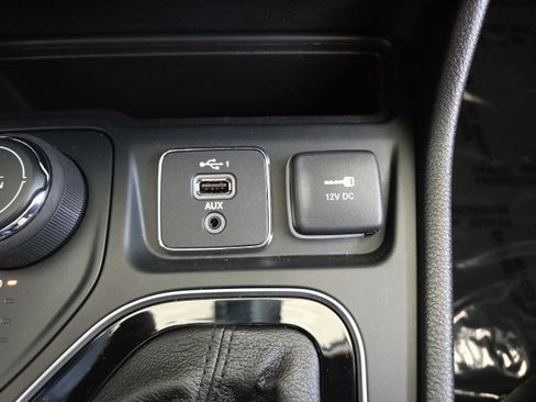 Used 2022 Jeep Cherokee Limited w/ Trailer Tow Group AWD/4WD image 65