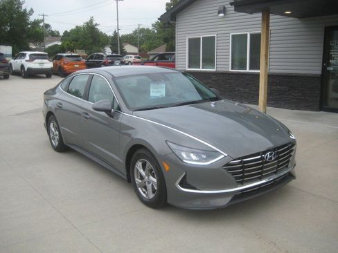 Used 2022 Hyundai Sonata SE FWD image 2