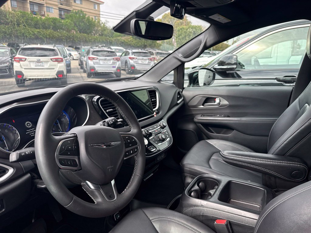 Used 2025 Chrysler Pacifica Select FWD image 10