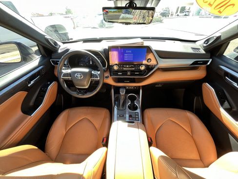 Used 2023 Toyota Highlander Platinum image 29