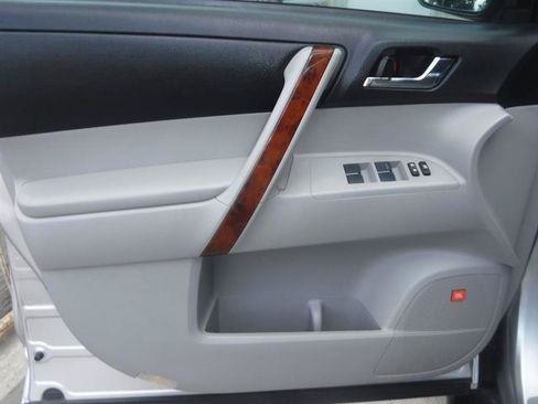 Used 2013 Toyota Highlander Limited FWD image 40