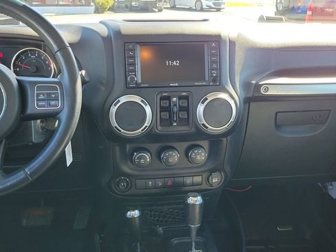 Used 2018 Jeep Wrangler Unlimited Sahara w/ Connectivity Group AWD/4WD image 18