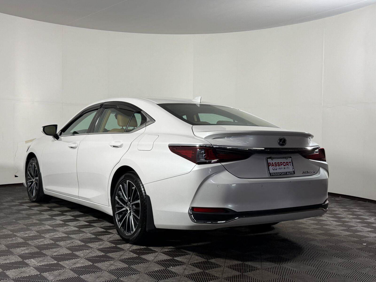 Used 2024 Lexus ES 300h w/ Premium Package FWD image 4
