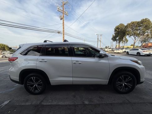 Used 2018 Toyota Highlander LE FWD image 4