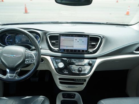 Used 2021 Chrysler Pacifica Touring-L FWD image 18
