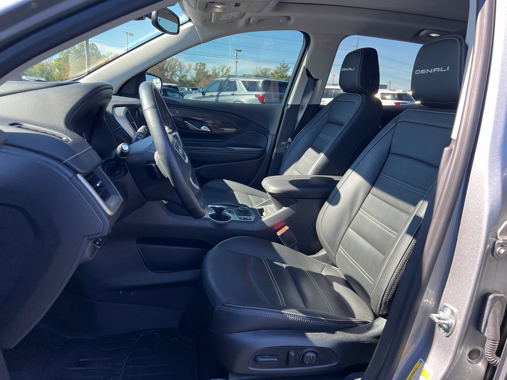 Used 2024 GMC Terrain Denali w/ Denali Premium Package AWD/4WD image 8