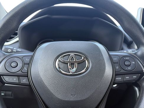 Used 2025 Toyota RAV4 XLE AWD/4WD image 17