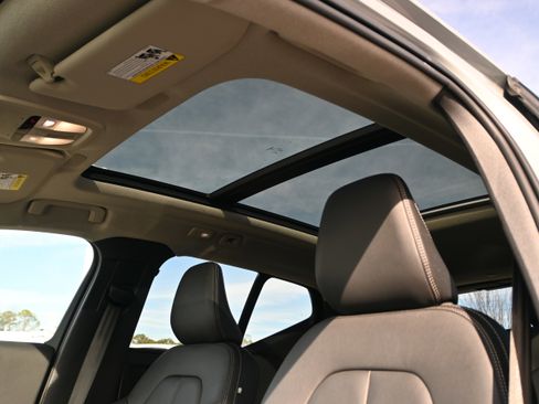 Used 2025 Volvo XC40 B5 Core image 9