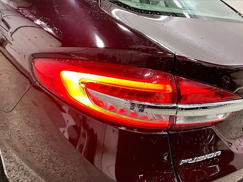 Used 2017 Ford Fusion SE w/ Fusion SE Technology Package image 23