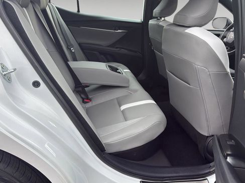 Used 2025 Toyota Camry SE w/ Convenience Package image 11