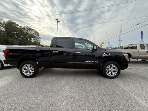 Used 2021 Nissan Titan SV w/ SV Convenience Package image 3