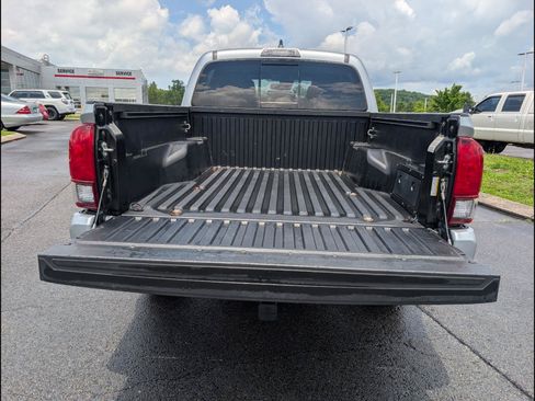 Used 2022 Toyota Tacoma SR5 w/ Technology Package RWD image 18