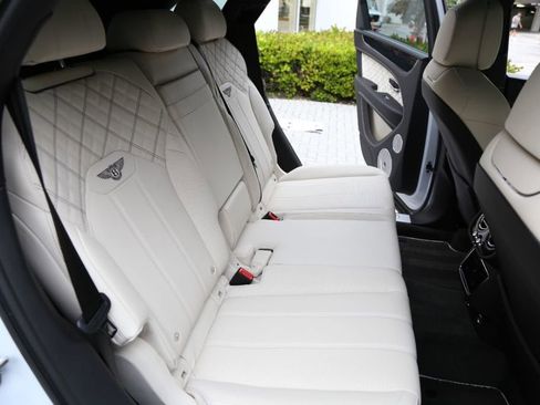 Used 2021 Bentley Bentayga image 59
