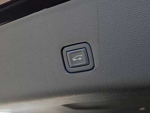 Used 2023 Chevrolet Traverse LT image 29