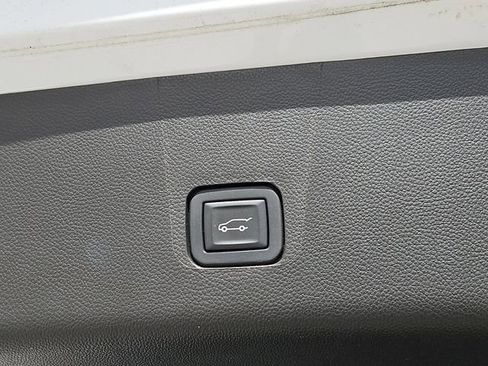 Used 2023 Chevrolet Traverse RS image 8