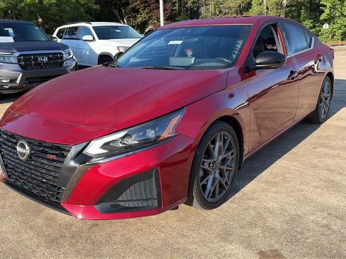 Used 2023 Nissan Altima 2.0 SR FWD image 1
