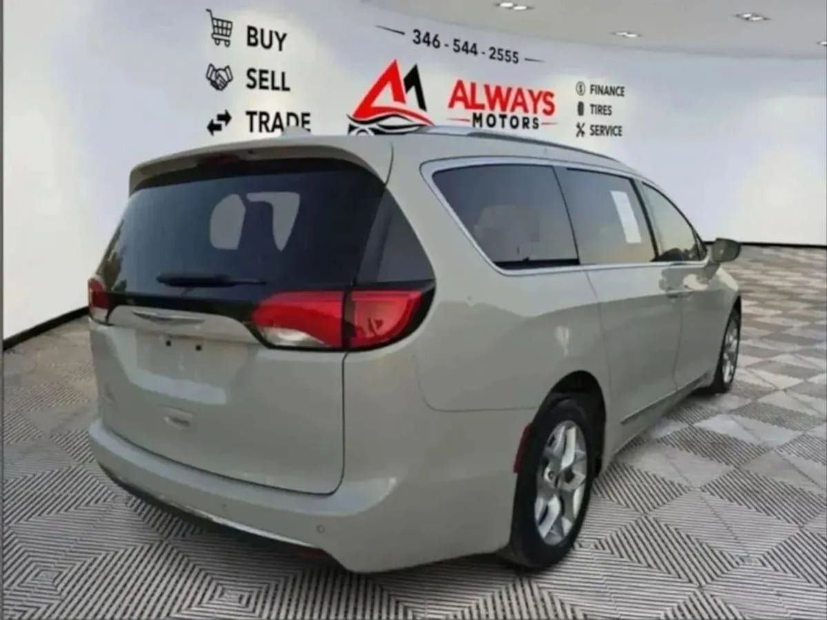 Used 2020 Chrysler Pacifica Touring-L Plus w/ Tire & Wheel Group FWD image 20