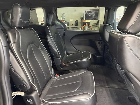 Used 2025 Chrysler Pacifica Limited FWD image 22