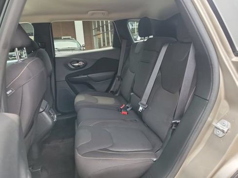 Used 2017 Jeep Cherokee Latitude AWD/4WD image 10
