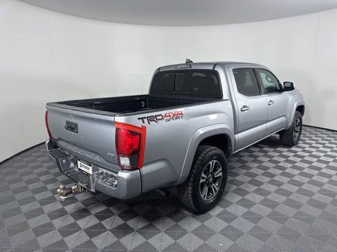 Used 2019 Toyota Tacoma TRD Sport image 3