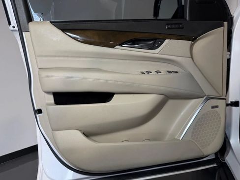 Used 2019 Cadillac Escalade Luxury AWD/4WD image 28