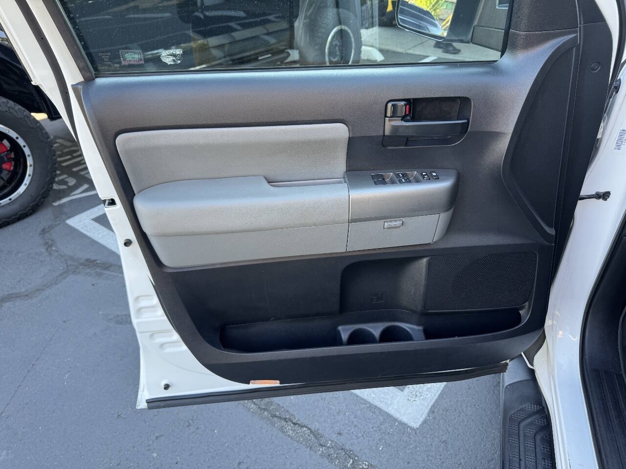 Used 2016 Toyota Sequoia SR5 AWD/4WD image 15