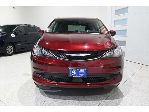 Used 2023 Chrysler Voyager LX FWD image 4