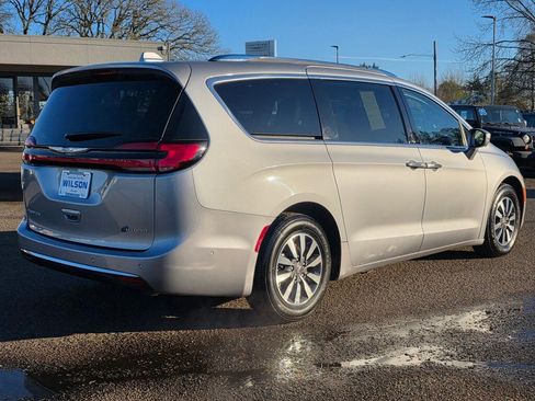 Used 2021 Chrysler Pacifica Touring-L image 2