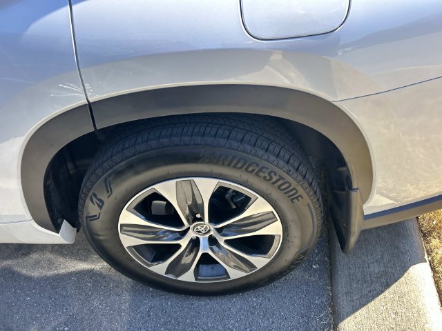 Used 2023 Toyota Highlander XLE AWD/4WD image 10