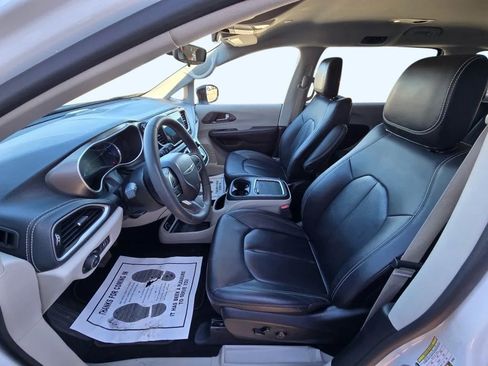 Used 2024 Chrysler Pacifica Select image 10