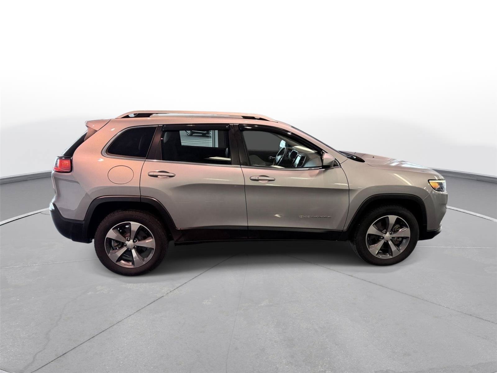 Used 2019 Jeep Cherokee Limited AWD/4WD image 16