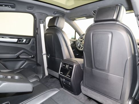 Used 2023 Porsche Cayenne Coupe image 19