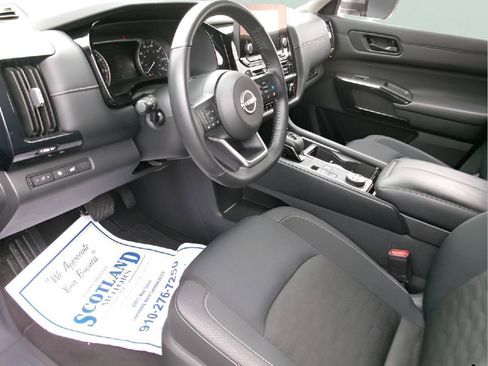 Used 2025 Nissan Pathfinder SV AWD/4WD image 13