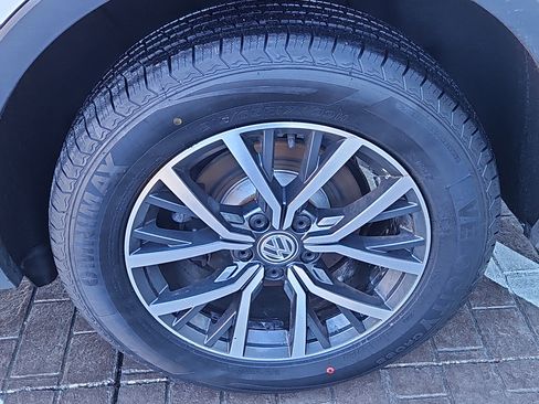 Used 2021 Volkswagen Tiguan S image 22