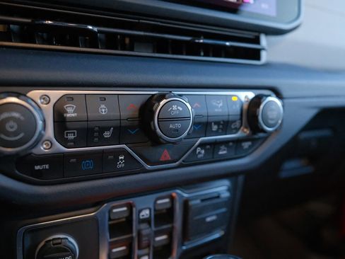 Used 2025 Jeep Wrangler Sahara w/ Safety Group image 19