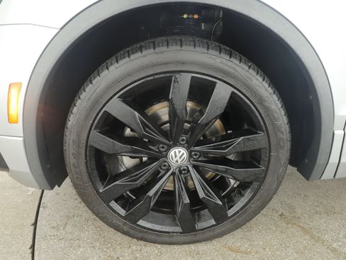 Used 2020 Volkswagen Tiguan SE R-Line image 8