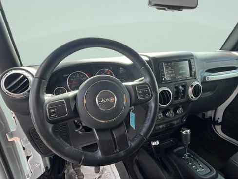 Used 2018 Jeep Wrangler Unlimited Sahara AWD/4WD image 14