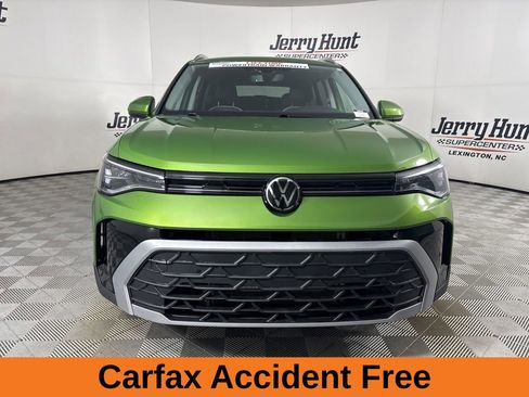 Used 2025 Volkswagen Taos SE w/ Black Wheel Package image 3