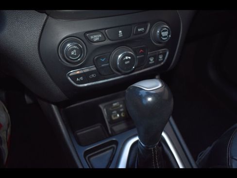 Used 2018 Jeep Cherokee Latitude Plus image 12