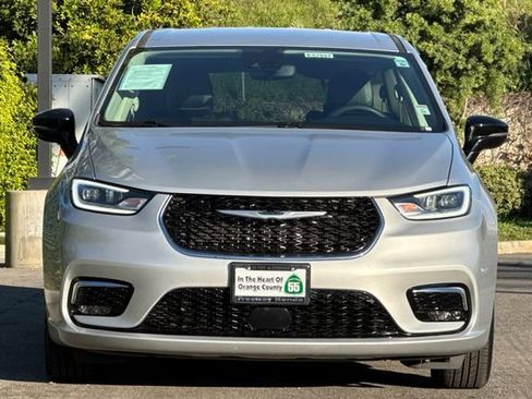 Used 2024 Chrysler Pacifica Touring-L image 9