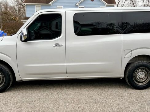 Used 2016 Nissan NV 3500 SV image 4