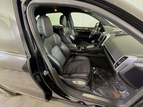 Used 2017 Porsche Cayenne Platinum Edition image 27