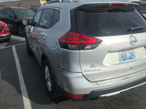Used 2017 Nissan Rogue SV image 1