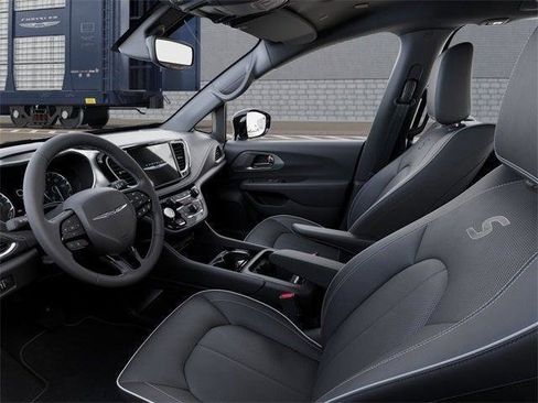 New 2026 Chrysler Pacifica Limited w/ Uconnect Theater Family Group image 22