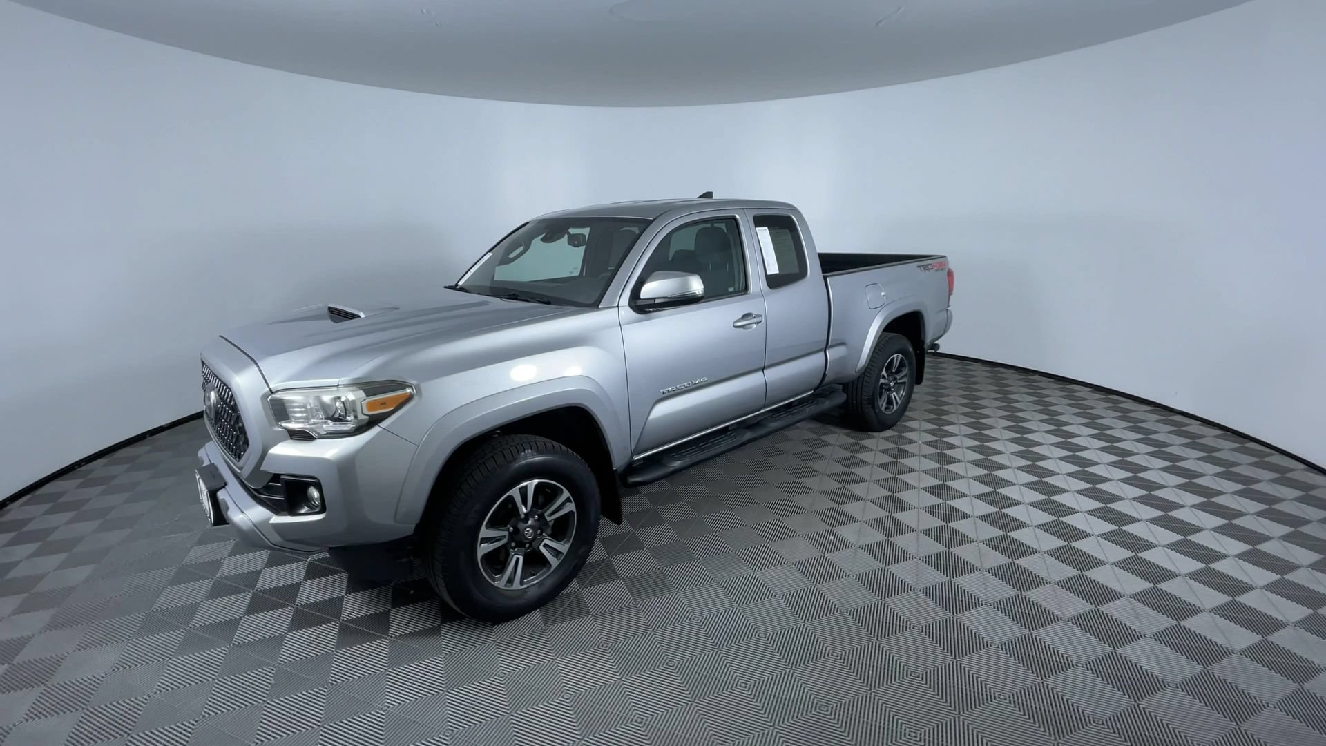 Used 2018 Toyota Tacoma TRD Sport AWD/4WD image 4