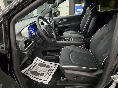New 2026 Chrysler Pacifica Limited w/ S Appearance Package AWD/4WD image 16