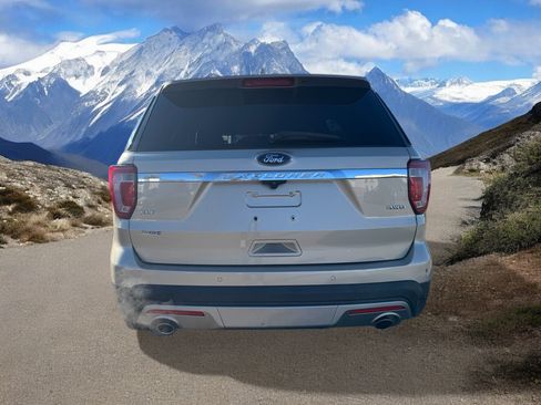 Used 2017 Ford Explorer XLT w/ Equipment Group 202A image 4