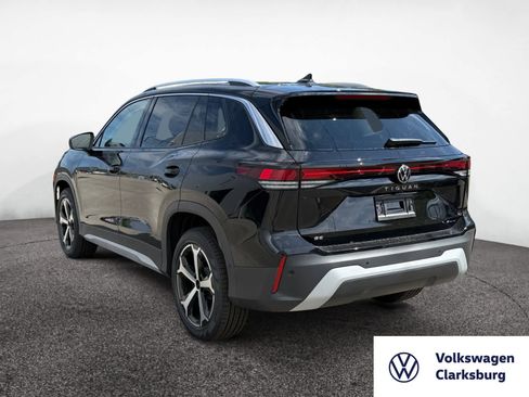 New 2025 Volkswagen Tiguan SE image 3
