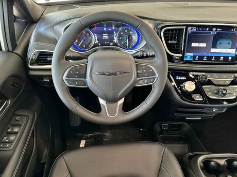 New 2026 Chrysler Pacifica Select image 11